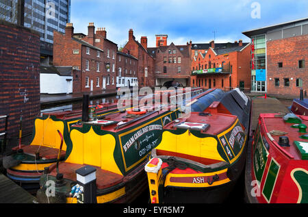 Étroit Canal Bateaux au bassin du Canal Rue de gaz une partie de l'Birmingham-Worcester, Canal du Centre-ville de Birmingham, England, UK Banque D'Images