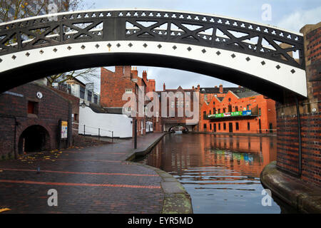 La barre de verrouillage de passerelle au bassin du Canal, Rue du gaz, et le Tunnel du Canal de Birmingham-Worcester sous Broad Street, Birmingham Banque D'Images