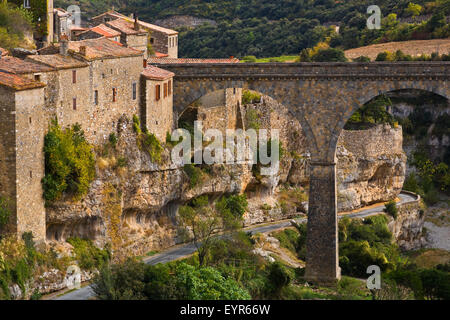 Minerve Village et le pont sur la vallée de la rivière cesse, Languedoc-Roussillon, France Banque D'Images