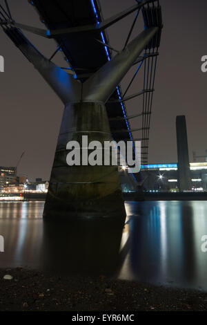 Le dessous de l'extrémité nord de la Millennium Bridge. La Tate Modern, Bankside Gallery et le Théâtre du Globe sont en face. Banque D'Images