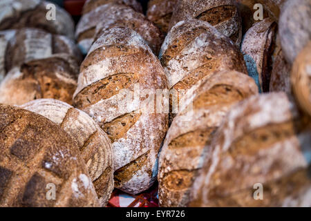 Divers pains au levain fait traditionnellement dans une boulangerie, Devon UK Banque D'Images