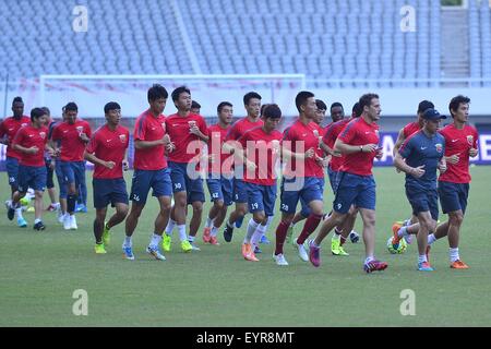 Shanghai, en République populaire de Chine. 3e août, 2015. L'équipe de Shanghai EPOP durant sa session de formation au Stade de Shanghai à Shanghai, Chine. Credit : Marcio Machado/ZUMA/Alamy Fil Live News Banque D'Images