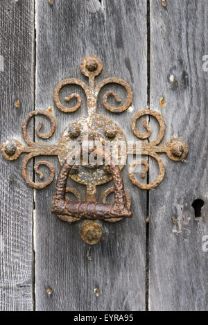 Salisbury, Angleterre. Vieux métal poignée de porte et de serrure. Banque D'Images