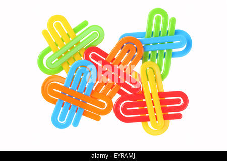 Les trombones en plastique colorés sur fond blanc Banque D'Images