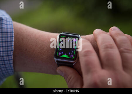 Un homme utilise un Apple Regarder Samedi 1 août 2015. Regardez Apple est une smartwatch développé par Apple qui intègre les MCARB de remise en forme Banque D'Images