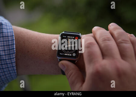 Un homme utilise un Apple Regarder Samedi 1 août 2015. Regardez Apple est une smartwatch développé par Apple qui intègre les MCARB de remise en forme Banque D'Images