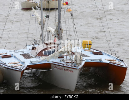 Une réplique du bateau utilisé par Donald Crowhurst pour participer à la Race Golden Globe 1968 amarré à Teignmouth port soient utilisés dans le film sur sa vie avec : Teignmouth Electron Où : Devon, Royaume-Uni Quand : 02 juin 2015 C Banque D'Images