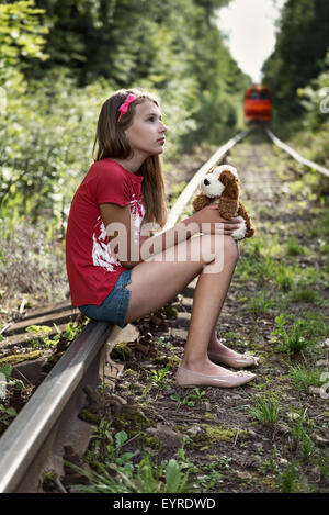 Portrait d'une adolescente triste sur le chemin de fer. Banque D'Images