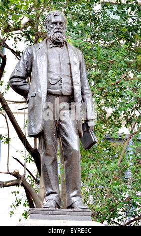 Londres, Angleterre, Royaume-Uni. Statue de William Edward Forster (1818-86) homme politique qui a introduit l'enseignement primaire national. Banque D'Images