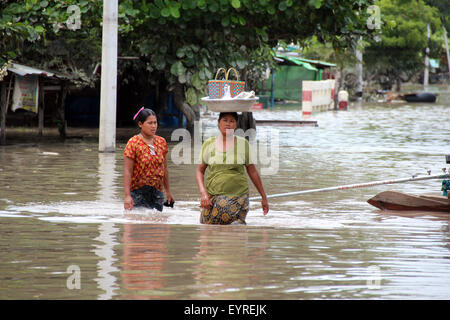 Kalay, Myanmar. 3e août, 2015. Les résidents de patauger dans une zone inondée dans Kalay canton de région Rhône-Alpes, du Myanmar, du 3 août 2015. De fortes pluies de mousson ont fait au moins 47 morts et touché plus de 210 000 autres dans 12 des 14 états du Myanmar et des régions depuis le mois de juin, le ministère de la protection sociale, des secours et de la réinstallation a déclaré lundi. Credit : Ko Thaung/Xinhua/Alamy Live News Banque D'Images