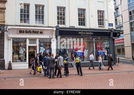 Un homme reçoit un avis de sanction de l'abandon de détritus dans le centre-ville de Birmingham New Street West Midlands UK Banque D'Images