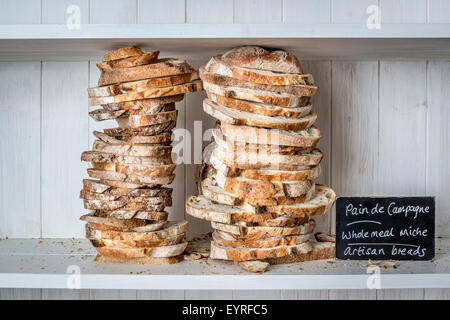 Divers pains au levain fait traditionnellement dans une boulangerie, Devon UK Banque D'Images