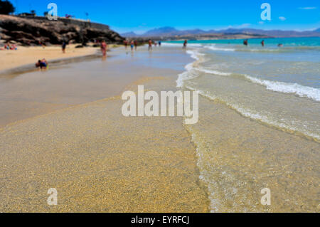 Détail de l'eau claire de l'océan Atlantique dans la plage de Sotavento à Fuerteventura, Îles Canaries, Espagne Banque D'Images