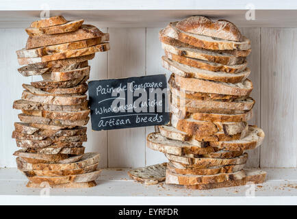 Divers pains au levain fait traditionnellement dans une boulangerie, Devon UK Banque D'Images