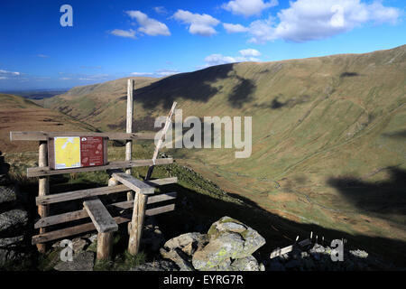 Sentier style sur le NAB est tombé, Parc National de Lake district, comté de Cumbria, Angleterre, Royaume-Uni. Banque D'Images