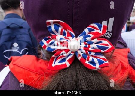 Trafalgar Square, Londres, Engand. Un soutien britannique à l'Union Jack à l'arc dans ses cheveux, dans la foule. Banque D'Images