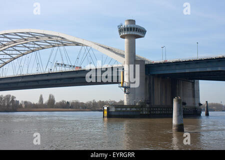 Grand pont sur la rivière Lek aux Pays-Bas Banque D'Images
