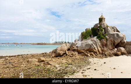 La côte française de la Bretagne avec une petite chapelle à l'rocks Banque D'Images