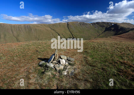 Cairn au sommet de la NAB est tombé, Parc National de Lake district, comté de Cumbria, Angleterre, Royaume-Uni. Banque D'Images