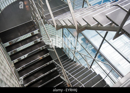 Escalier ouvert dans un immeuble de bureaux modernes Banque D'Images