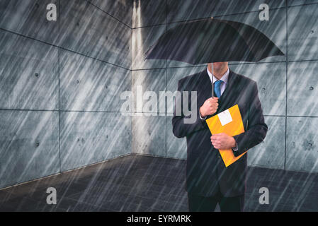 Agent d'assurance avec parapluie protégeant de la pluie en milieu urbain en plein air, l'évaluation des risques et l'analyse Banque D'Images