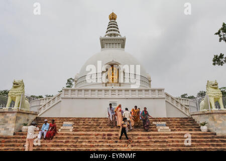 Pèlerins dans les escaliers de la cour de Vishwa Shanti Stupa. Banque D'Images