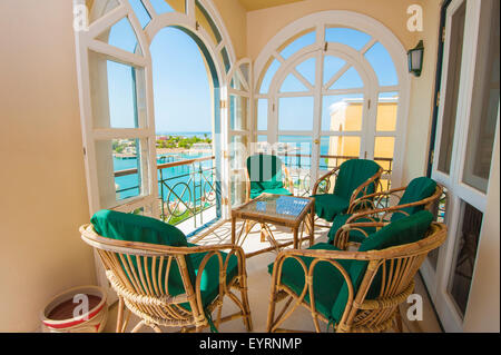 Table et chaises sur le balcon d'une villa de luxe dans la région de tropical resort avec vue sur la mer Banque D'Images