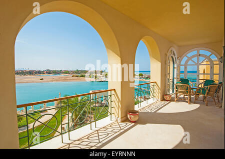 Table et chaises sur le balcon d'une villa de luxe dans la région de tropical resort avec vue sur la mer Banque D'Images