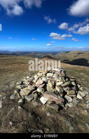 Cairn au sommet de repos Dodd est tombé, Parc National de Lake district, comté de Cumbria, Angleterre, Royaume-Uni. Banque D'Images