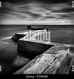 Image en noir et blanc de la jetée en zigzag au St Monan est sur la côte de Fife, en Écosse, juin 2015. Banque D'Images