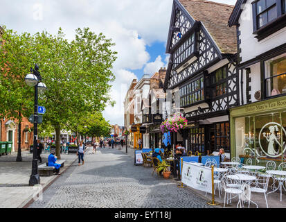 Boutiques et cafés sur Fore Street dans le centre-ville, Taunton, Somerset, England, UK Banque D'Images