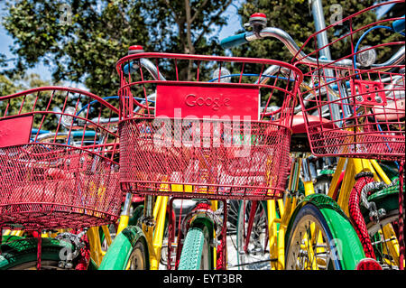 MOUNTAIN VIEW, CALIFORNIE - 1 août 2015 : les vélos utilisés par les employés de Google pour accéder au siège de Google, également connu sous le nom de Googleplex, dans Banque D'Images