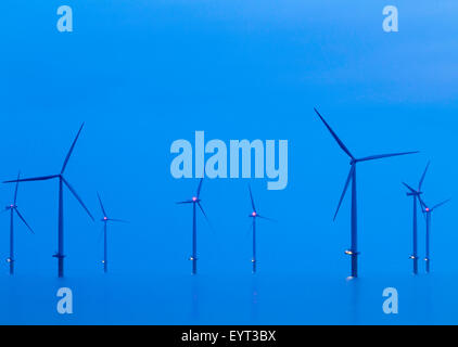 Parc éolien en mer de Teesside sur la côte nord-est près de Redcar au lever du soleil. Angleterre, Royaume-Uni Banque D'Images