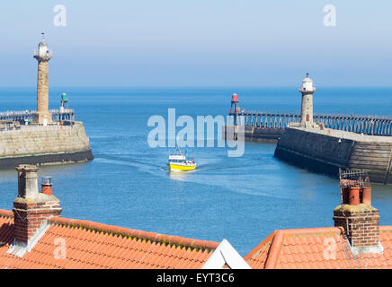 Avis de Whitby piers sur les toits. Whitby, North Yorkshire, England, UK Banque D'Images