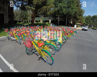 MOUNTAIN VIEW, CALIFORNIE - 1 août 2015 : les vélos utilisés par les employés de Google pour accéder au siège de Google, également connu sous le nom de Googleplex, dans Banque D'Images