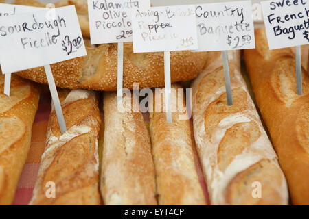 Close up of assorted baguettes fraîches affichées dans le farmers market Banque D'Images