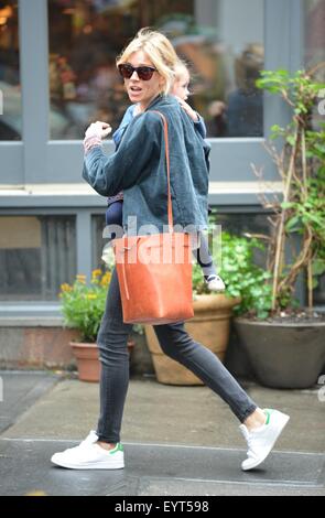 Sienna Miller et sa fille Marlowe dehors et environ dans la ville de New York comprend : Sienna Miller, Marlowe Sturridge Où : New York City, New York, United States Quand : 02 juin 2015 C Banque D'Images