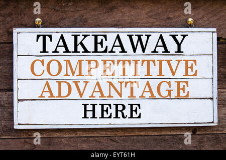 Avantage concurrentiel à emporter ici d'inspiration vintage message écrit sur planche de bois. Image concept de motivation Banque D'Images
