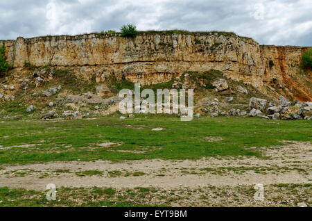 Vue générale vers la roche sédimentaire dans le domaine, Ludogorie, Bulgarie Banque D'Images