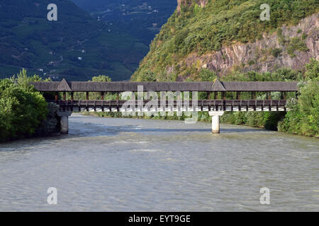 Pont de bois au-dessus de la rivière Adige Bolzano-Bozen Banque D'Images