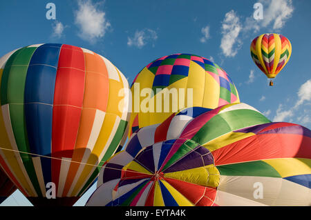 Colorful ballons à air du gonflage avec déjà un autre ballon en altitude à l'Readington Montgolfières Banque D'Images