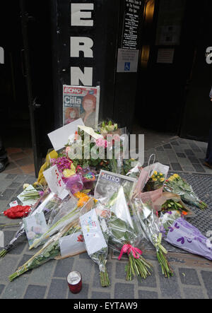 Liverpool, Royaume-Uni. 06Th Aug 2015. Fans ont rendu hommage à Cilla Black,le lundi 3 août à Liverpool avec des fleurs et des messages à l'extérieur de la Cavern Club où elle a travaillé dans les années 60. Une rose rouge a été placé sur le mur de la caverne de la renommée par la brique avec son nom. Credit : Pak Hung Chan/Alamy Live News Banque D'Images