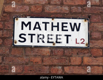 Liverpool, Royaume-Uni. 06Th Aug 2015. Fans ont rendu hommage à Cilla Black,le lundi 3 août à Liverpool avec des fleurs et des messages à l'extérieur de la Cavern Club où elle a travaillé dans les années 60. Une rose rouge a été placé sur le mur de la caverne de la renommée par la brique avec son nom. Credit : Pak Hung Chan/Alamy Live News Banque D'Images