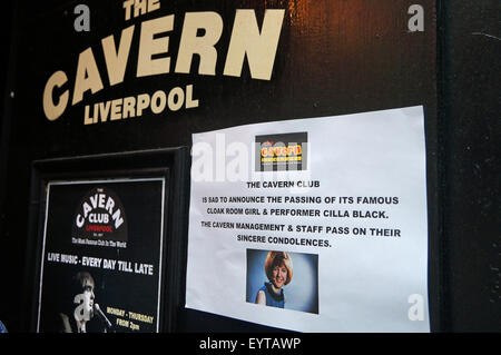 Liverpool, Royaume-Uni. 06Th Aug 2015. Fans ont rendu hommage à Cilla Black,le lundi 3 août à Liverpool avec des fleurs et des messages à l'extérieur de la Cavern Club où elle a travaillé dans les années 60. Une rose rouge a été placé sur le mur de la caverne de la renommée par la brique avec son nom. Credit : Pak Hung Chan/Alamy Live News Banque D'Images