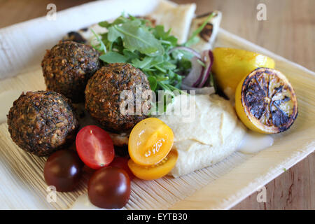 Assiette Falafel dans un restaurant. Banque D'Images