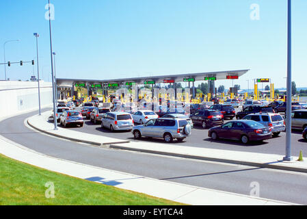 Passage de la frontière de Peace Arch, Surrey, Colombie-Britannique, Canada - cars attendent en ligne pour entrer Blaine, Washington State, USA Banque D'Images