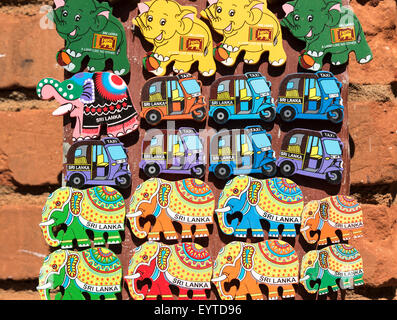Aimants de réfrigérateur de l'éléphant en vente à Sigiriya, Sri Lanka Banque D'Images
