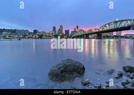 Oregon Portland downtown waterfront city skyline par Hawthorne Bridge le long de la rivière Willamette, au crépuscule Banque D'Images