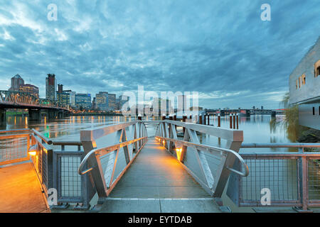 Le centre-ville de Portland (Oregon) sur les toits de la ville par le quai et Hawthorne Bridge le long de la rivière Willamette, au crépuscule Soir Banque D'Images