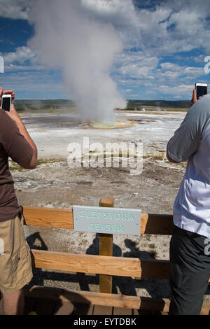 Le Parc National de Yellowstone, Wyoming - Les visiteurs de prendre des photos de la clepsydre dans Yellowstone Geyser Geyser inférieur du bassin. Banque D'Images